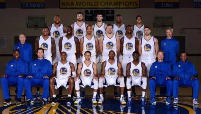 湖人浓眉哥篮下统治球队获胜（浓眉篮下称霸助湖人取胜）