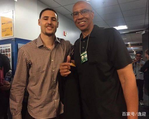 门将助攻前锋！离谱名场面（门将送出助攻，前锋破门上演离谱一幕）