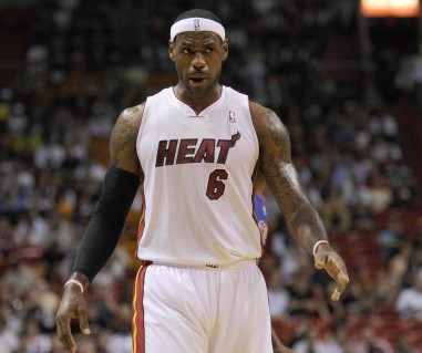 NBA杯战报：卡斯尔30分10板6助，马刺132-119击败湖人（季中赛战报：卡斯尔轰30+10+6，马刺132-119力克湖人）