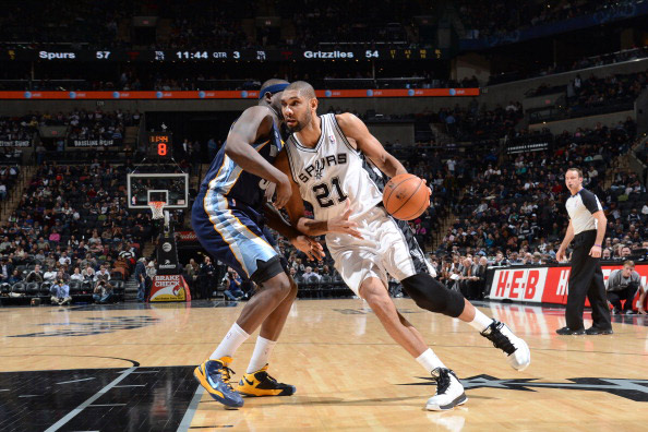 汪涵陪儿子马术竞赛！嚼槟榔超享受，夫妻交替带娃成热议焦点（汪涵现身儿子马术赛场，嚼槟榔显惬意，夫妻轮流带娃引热议）