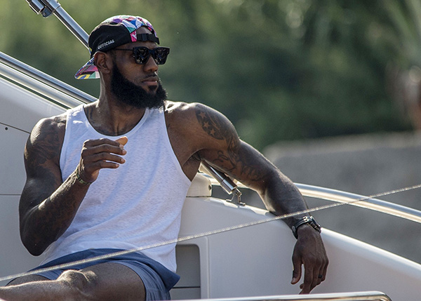 记者：不止巴黎和巴萨有意穆尼奥斯，曼城和切尔西也在关注他（记者：除巴黎与巴萨外，曼城、切尔西亦在关注穆尼奥斯）